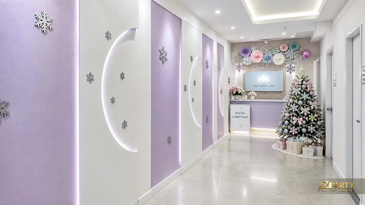 Hành lang Mist and Mint Spa với mảng tím lavender, bông tuyết, quầy pastel và cây thông