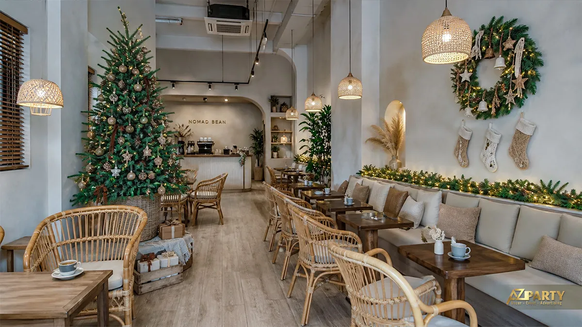 Quán cà phê boho với cây thông, vòng nguyệt quế và mô hình tuần lộc màu kem