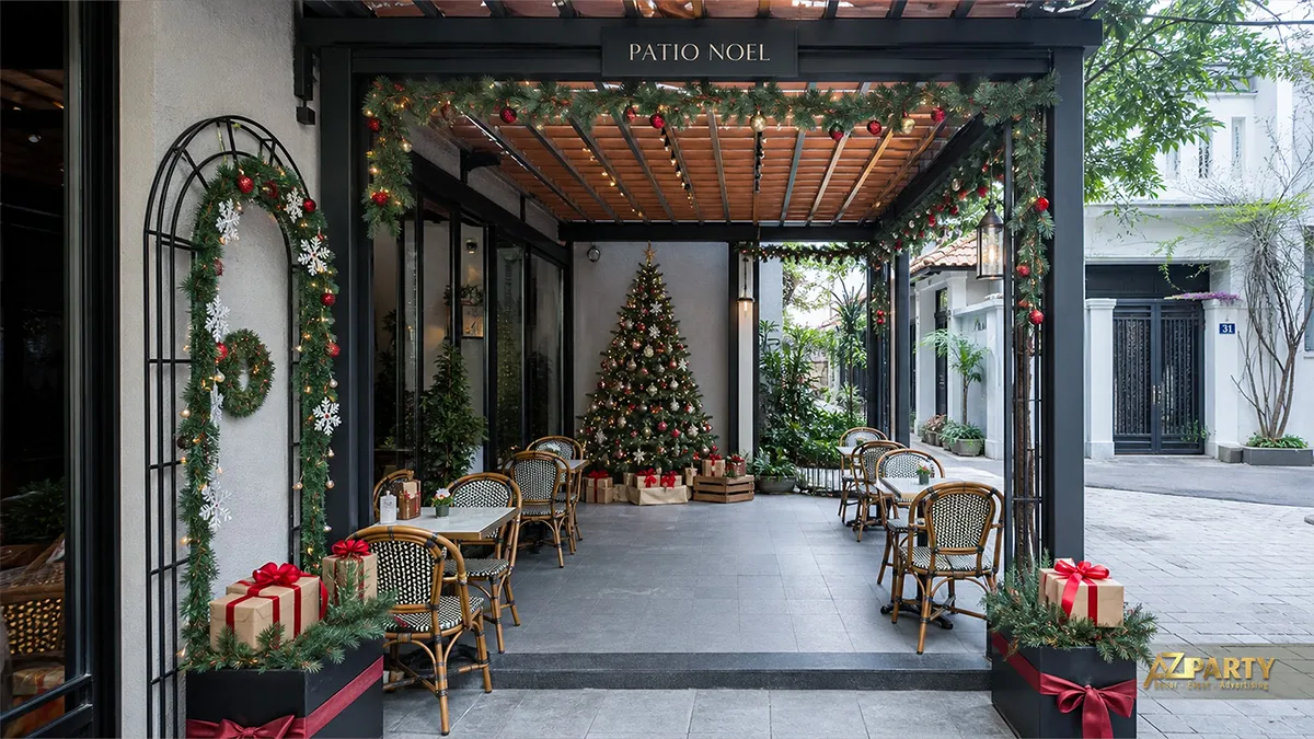 Hiên quán cà phê với khung vòm dây thông, cây thông và hộp quà Noel