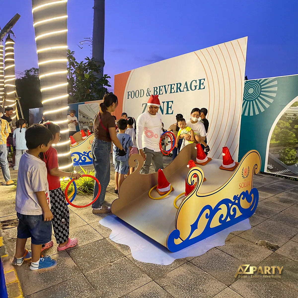 Mô hình xe trượt tuyết Noel cạnh bảng Food & Beverage Zone tại The Solia