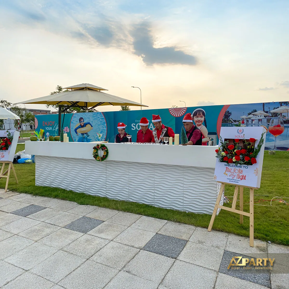 Quầy ngoài trời trang trí Noel tại The Solia với mái che, bảng nền và khu vực phục vụ