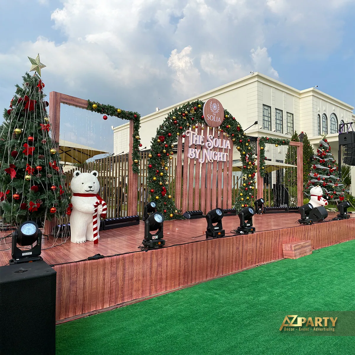 Sân khấu Noel The Solia ban ngày với cổng vòm trang trí, cây thông và mô hình gấu trắng