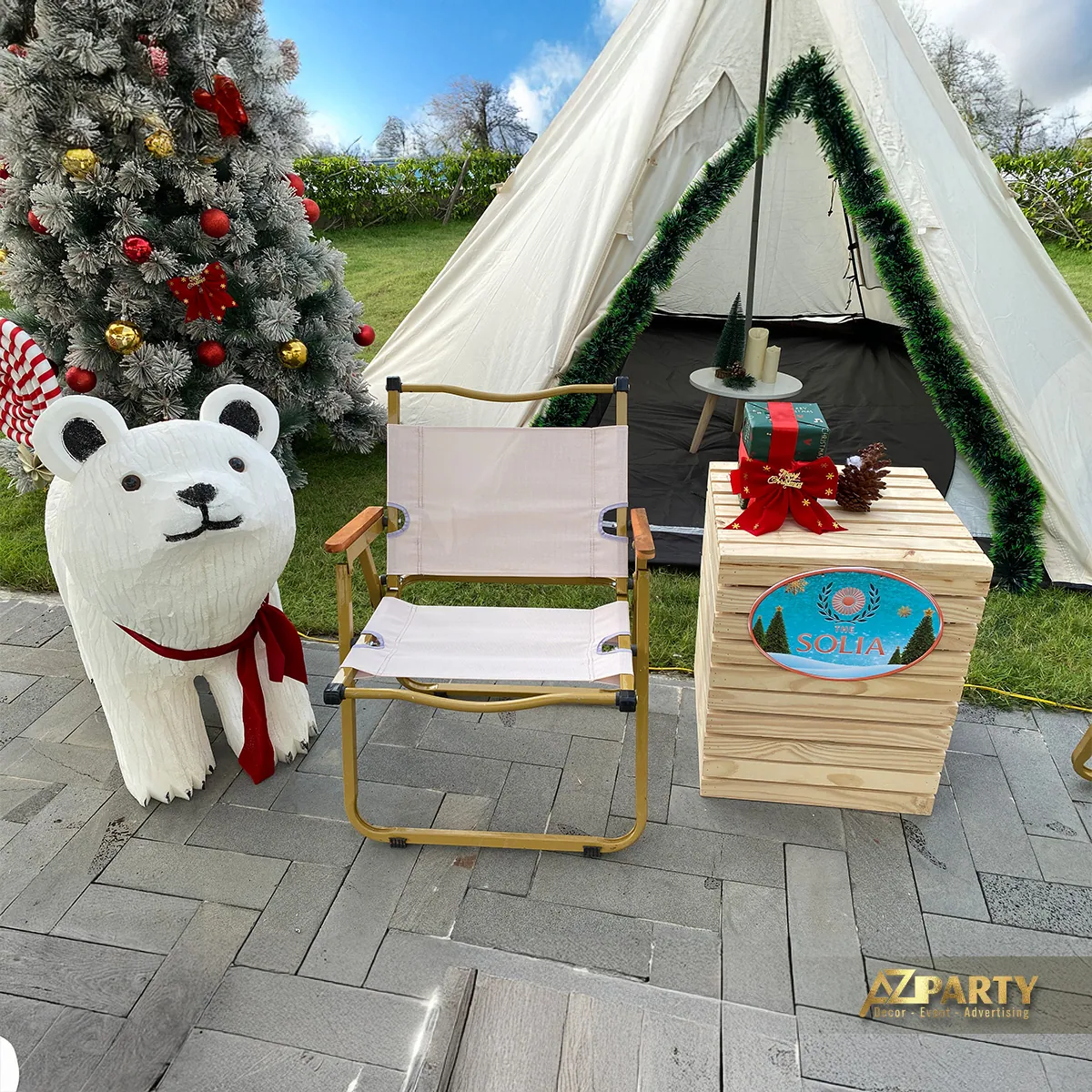 Tiểu cảnh lều vải Noel với cây thông, gấu trắng, ghế gấp và bàn nhỏ