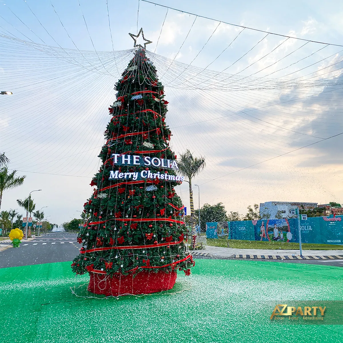 Cây thông Noel lớn của The Solia vào ban ngày với dòng chữ Merry Christmas