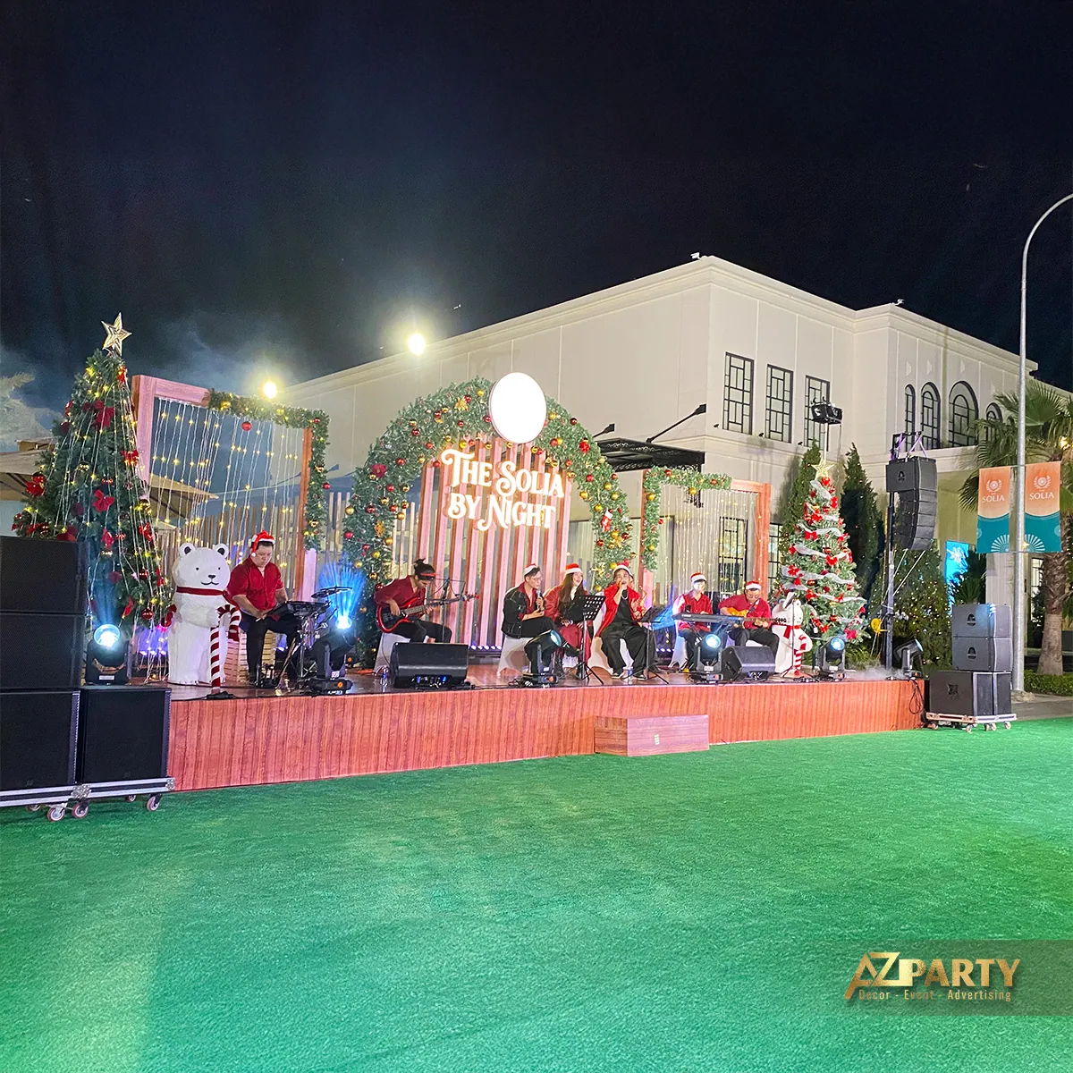 Sân khấu Noel The Solia vào ban đêm với cổng vòm, đèn trang trí và khách tham dự