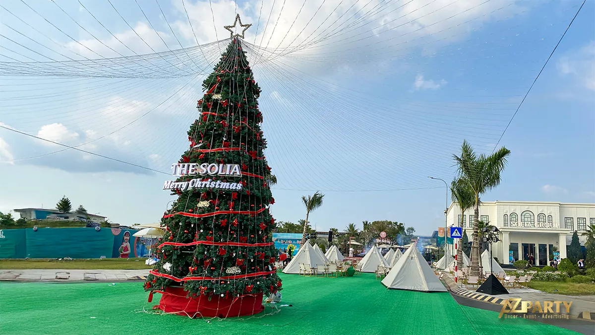 Cây thông Noel lớn đặt giữa khuôn viên The Solia, phía sau là các lều Giáng sinh