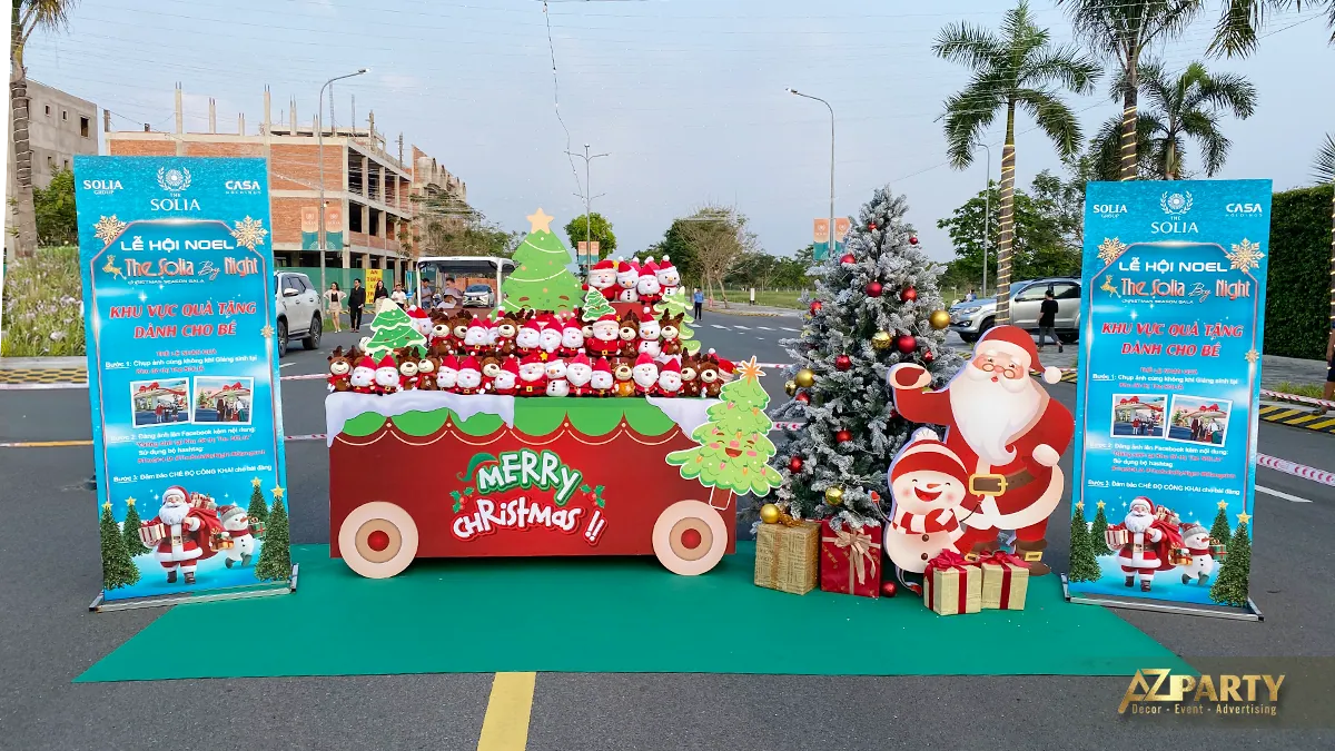 Khu vực chụp ảnh Giáng sinh với bảng xanh, xe trang trí Merry Christmas và tượng ông già Noel