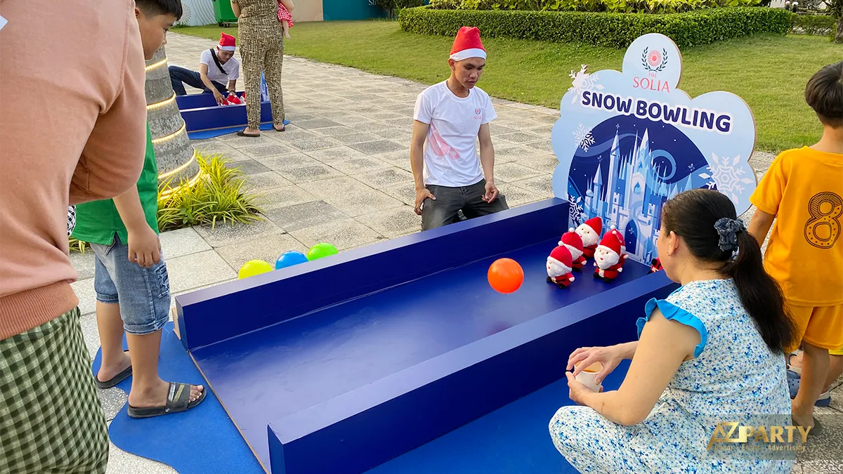 Trẻ em chơi trò ném bóng Snow Bowling tại khu vui chơi Giáng sinh