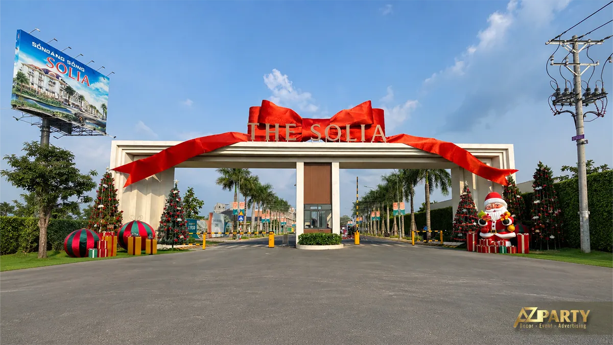 Cổng vào The Solia trang trí dây ruy băng đỏ, cây thông và tiểu cảnh Giáng sinh hai bên