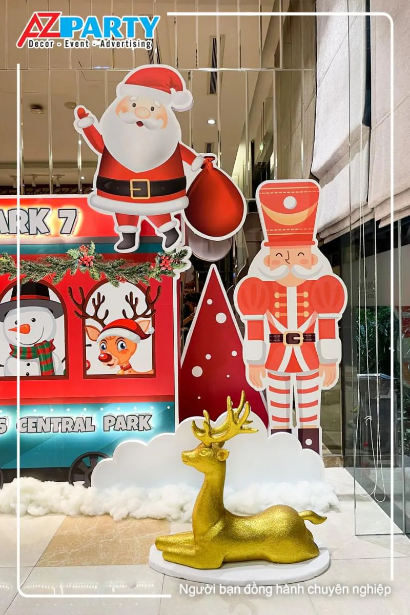 Tiểu cảnh tại sảnh B: cận cảnh ông già noel đứng trên nóc toa tàu và chú lính chì