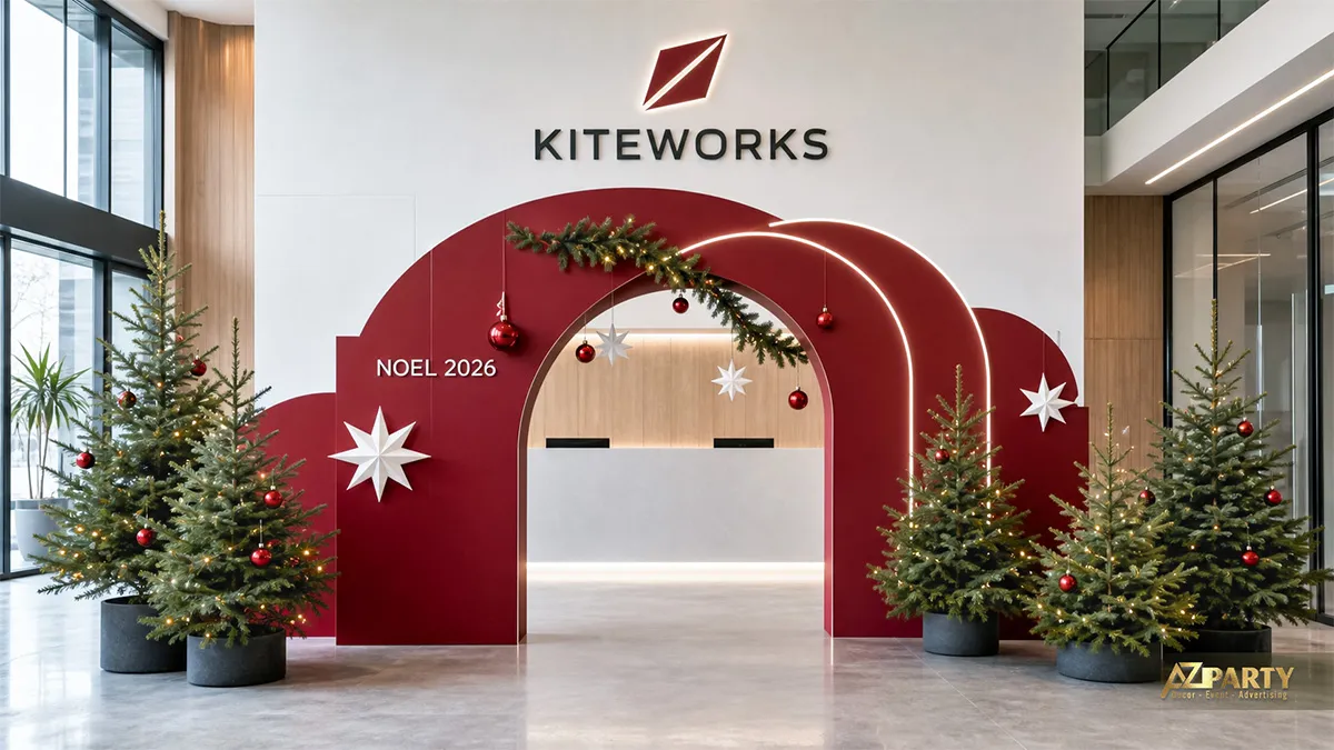 Văn phòng Kiteworks với vòm đỏ, nhiều cây thông, ngôi sao và quầy tiếp đón