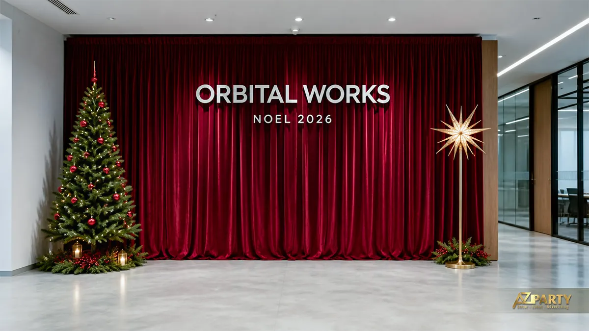 Khu lễ tân Orbital Works với nền rèm đỏ, cây thông và đèn ngôi sao