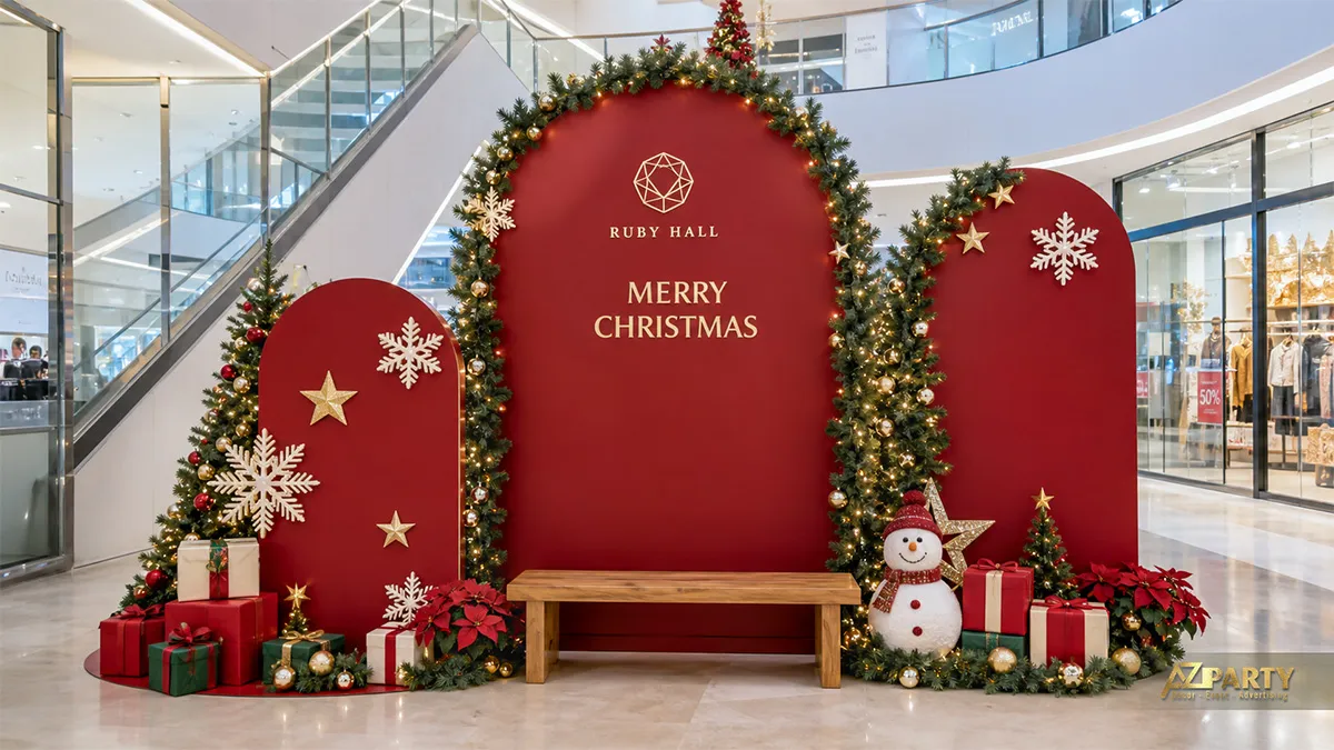Khu sảnh Ruby Hall với nền đỏ, vòm vòng lá, ghế ngồi, người tuyết và hộp quà