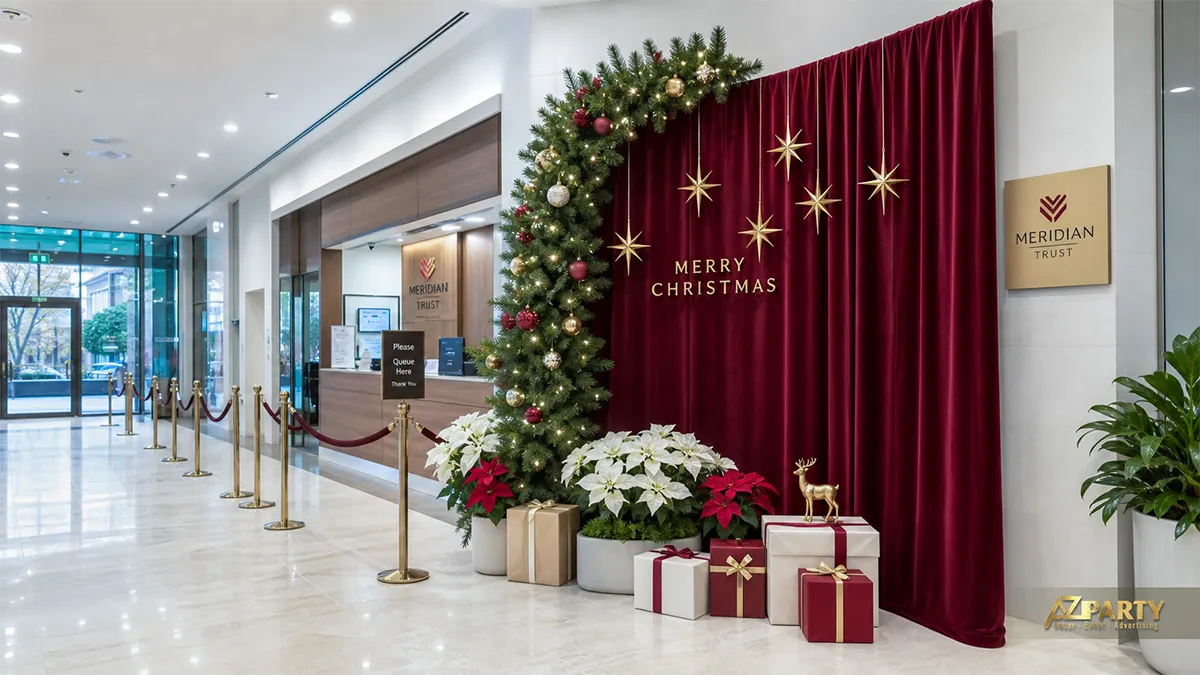 Quầy lễ tân Meridian Trust với rèm đỏ, cây thông và cụm hoa trắng