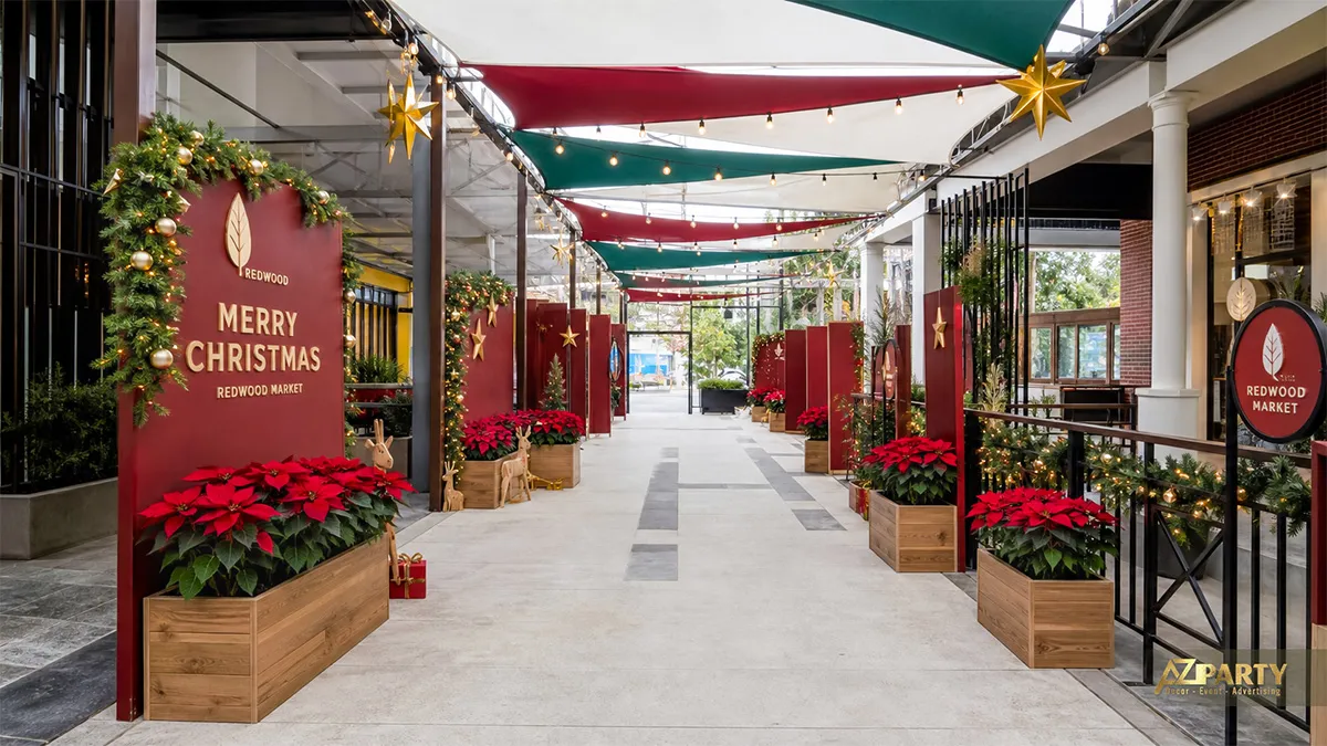 Lối đi ngoài trời Redwood Market với mảng đỏ xanh, dây đèn và vải phủ