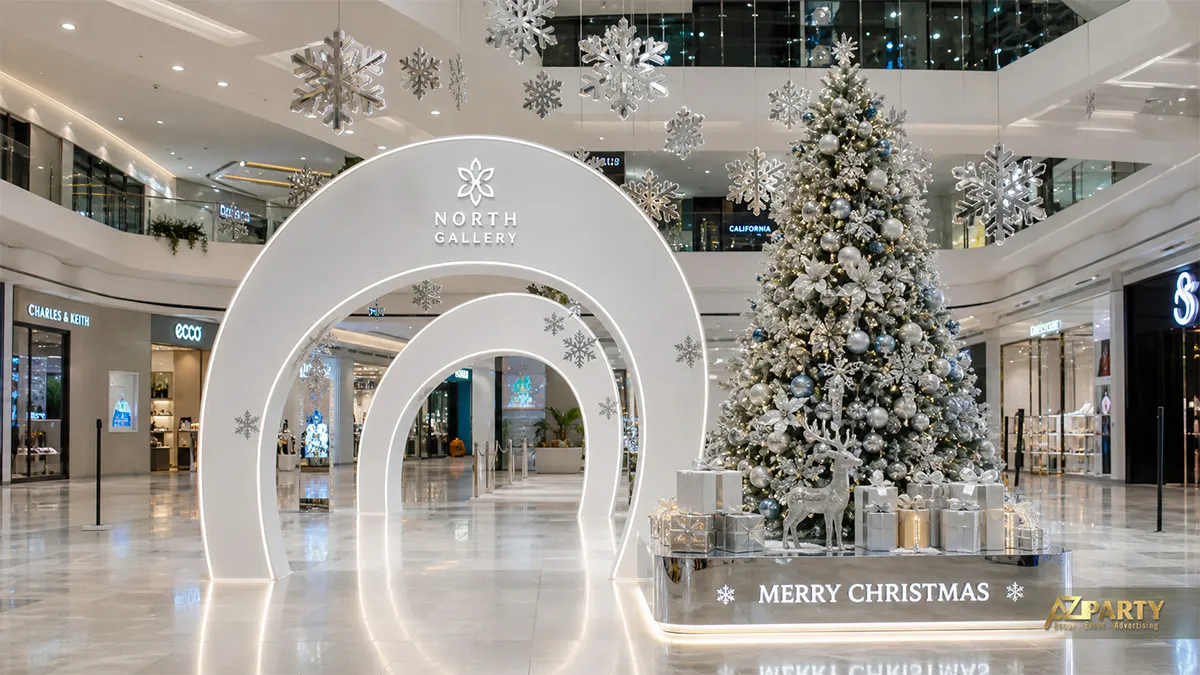 Sảnh North Gallery với các vòm trắng lặp lại, cây thông bạc và bông tuyết treo