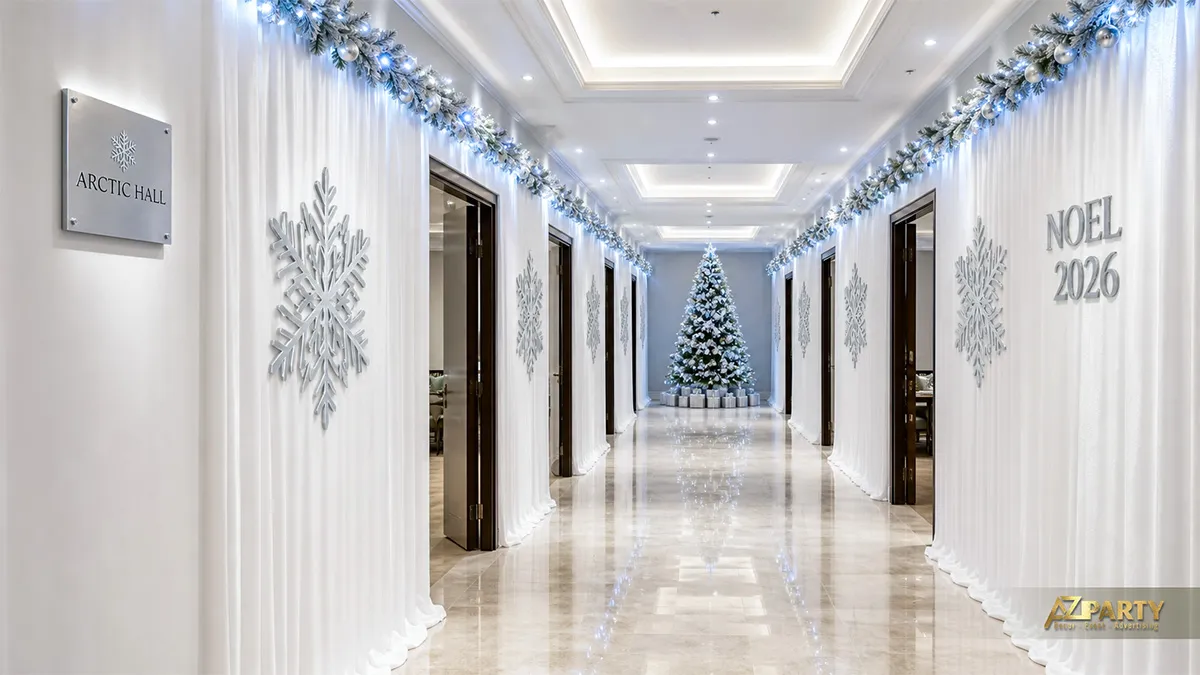Hành lang Arctic Hall với rèm trắng, bông tuyết treo và cây thông ở cuối lối đi
