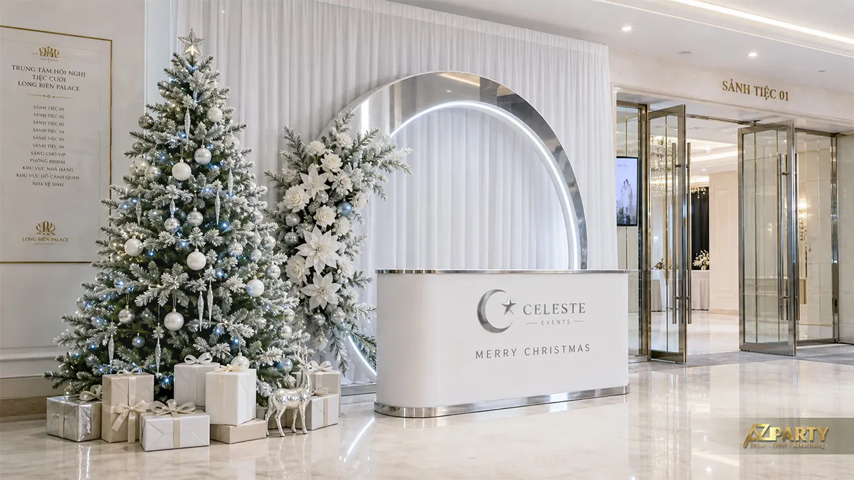 Sảnh Celeste Events với cây thông trắng bạc, nền tròn ánh kim và quầy lễ tân