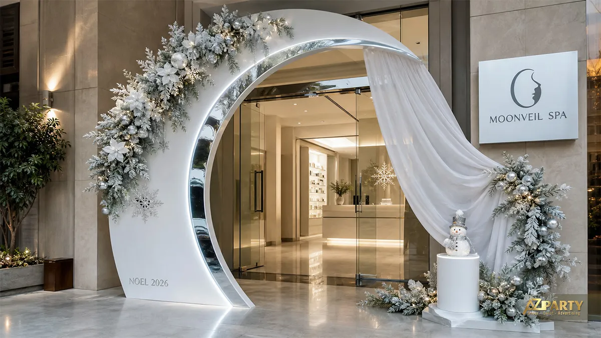 Lối vào Moonveil Spa với vòm tròn bạc trắng, vải rủ và phụ kiện trắng