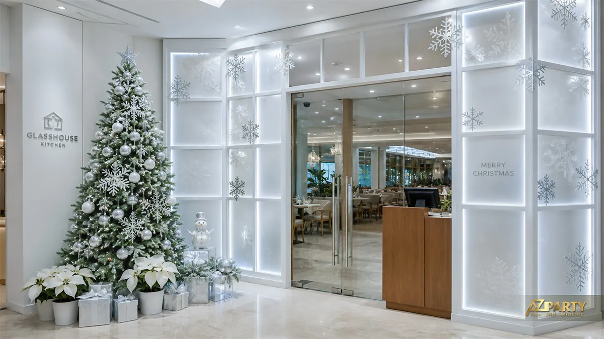 Lối vào Glasshouse Kitchen với ô cửa trắng phát sáng, cây thông và người tuyết
