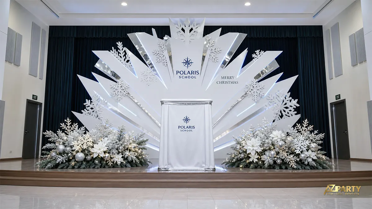 Sân khấu Polaris School với nền nan trắng hình sao, bục và cụm hoa
