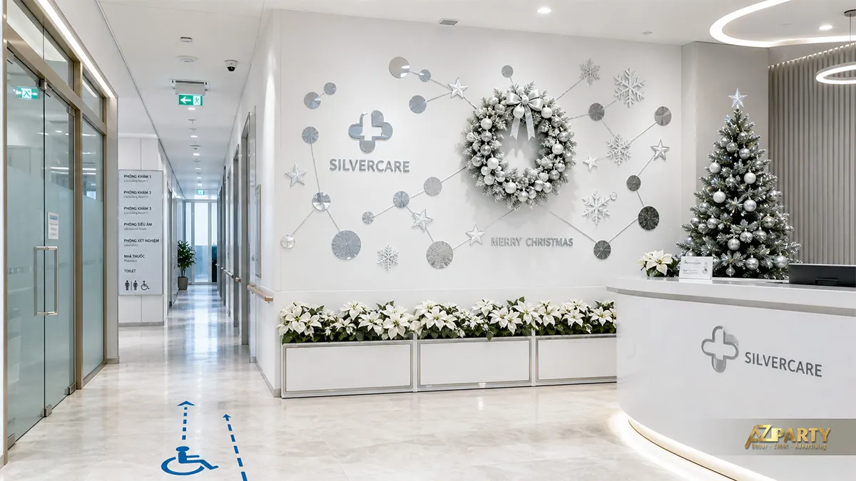 Quầy Silvercare với vòng nguyệt quế bạc, cây thông và các mảng trang trí trắng