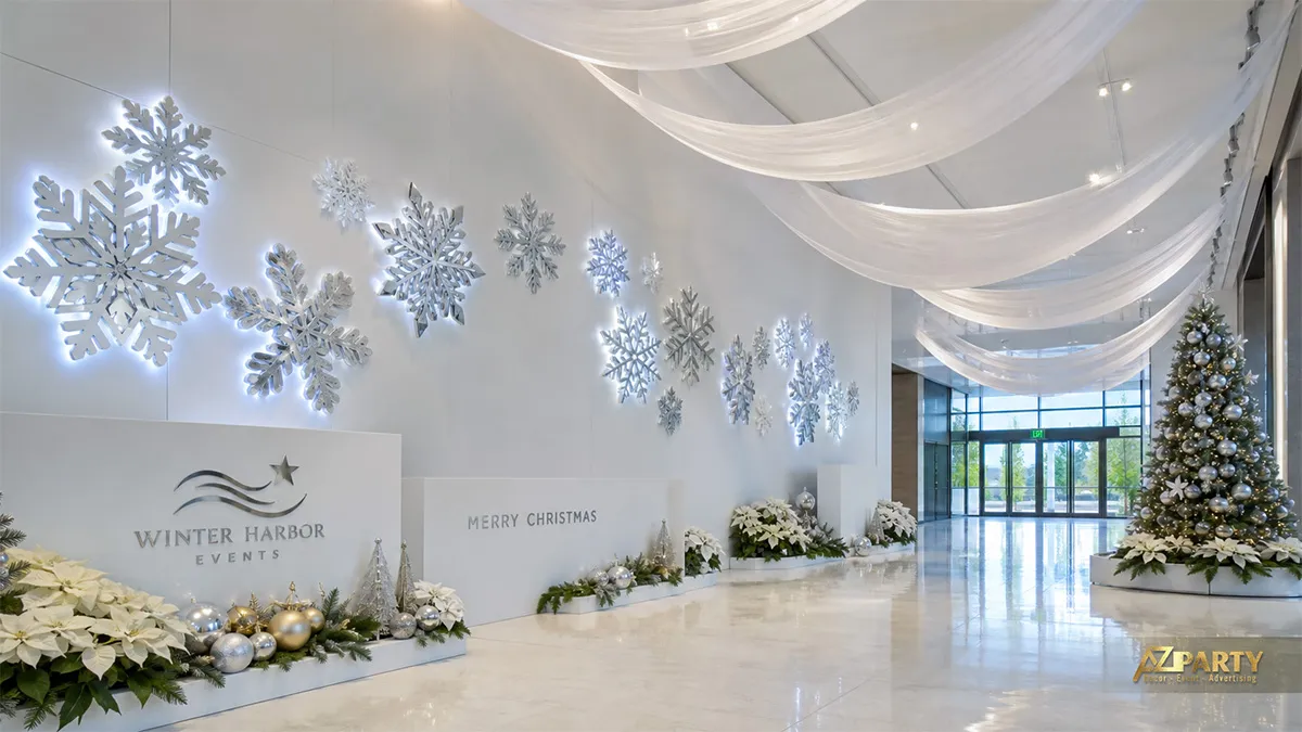 Sảnh Winter Harbor với rèm trắng, tường bông tuyết, cây thông và hoa