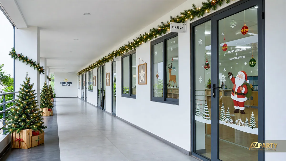 Hành lang lớp học trang trí dây lá, decal ông già Noel và cây thông nhỏ