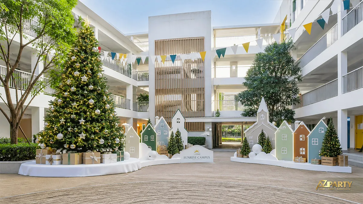 Cây thông Noel lớn giữa sân trường cùng cụm nhà tuyết nhiều màu