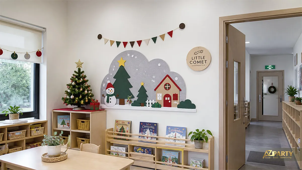 Góc Noel lớp mầm non với cây thông, người tuyết và ngôi nhà nhỏ