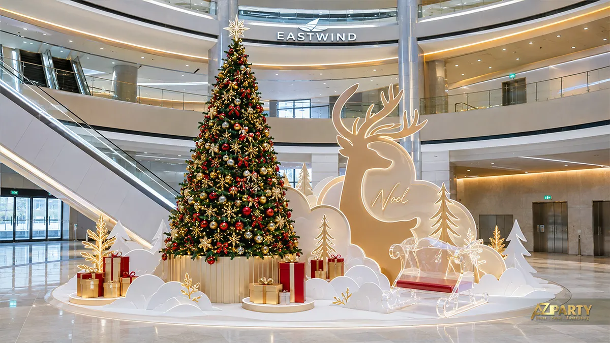 Tiểu cảnh Noel cạnh thang cuốn với cây thông, tuần lộc vàng, mây trắng và hộp quà