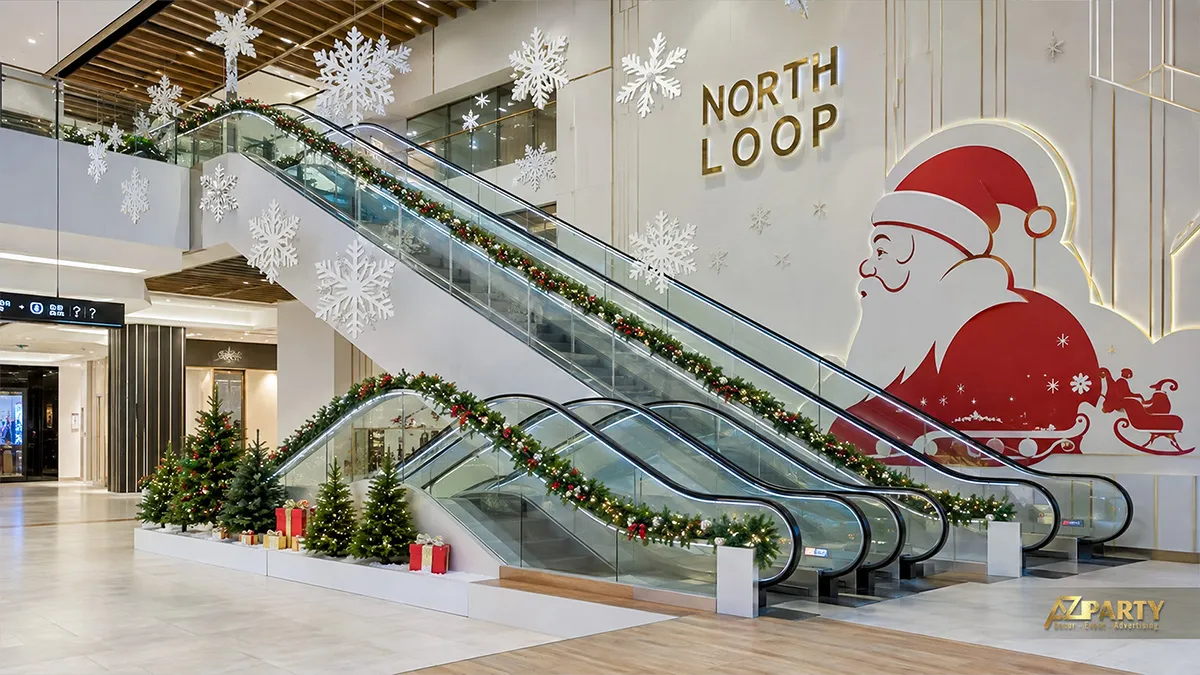 Khu thang cuốn với decal ông già Noel, dây thông trên lan can và cụm cây thông nhỏ