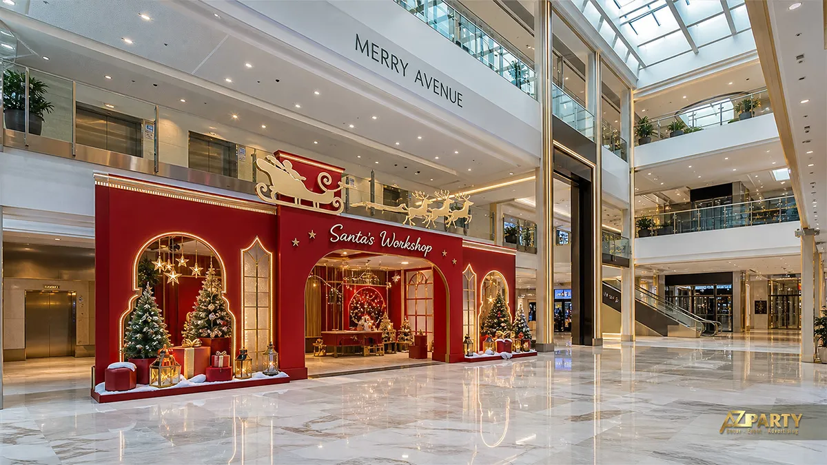 Khu sảnh rộng với bối cảnh cửa hàng Noel đỏ, cây thông, hộp quà và mái kính nhiều tầng