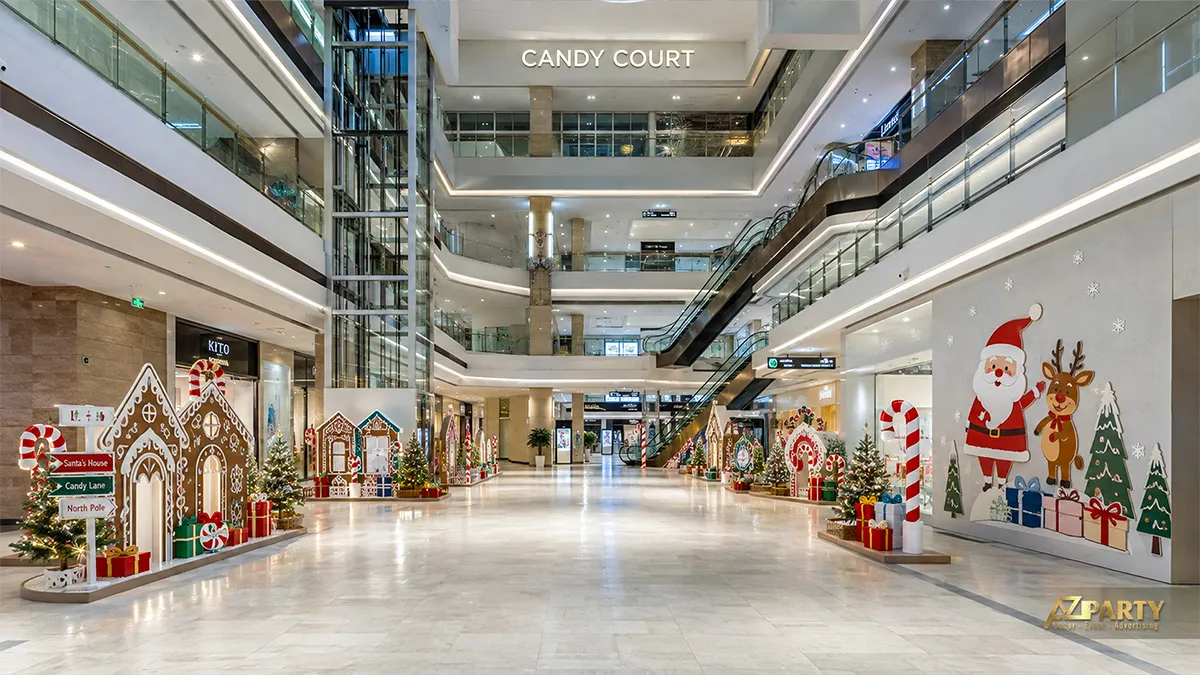 Khu mua sắm với dãy nhà bánh gừng hai bên lối đi, ông già Noel, cây thông và hòm thư
