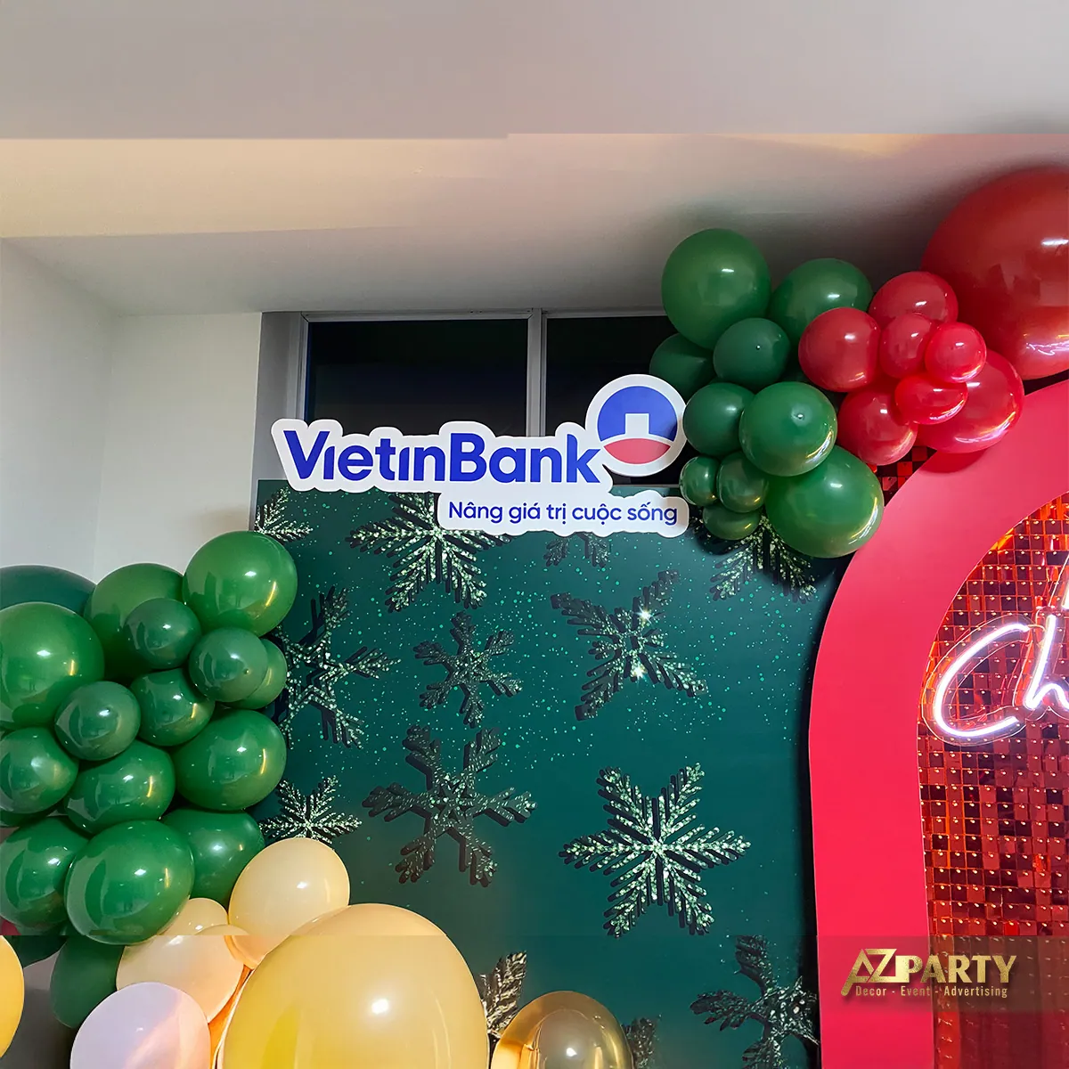 Backdrop Noel tại VietinBank với cụm bóng bay xanh đỏ vàng và logo ngân hàng