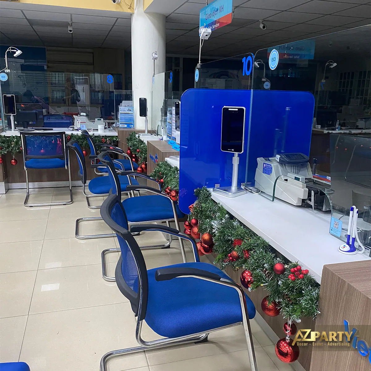 Khu vực quầy giao dịch VietinBank trang trí dây thông Noel dọc theo bàn và vách ngăn