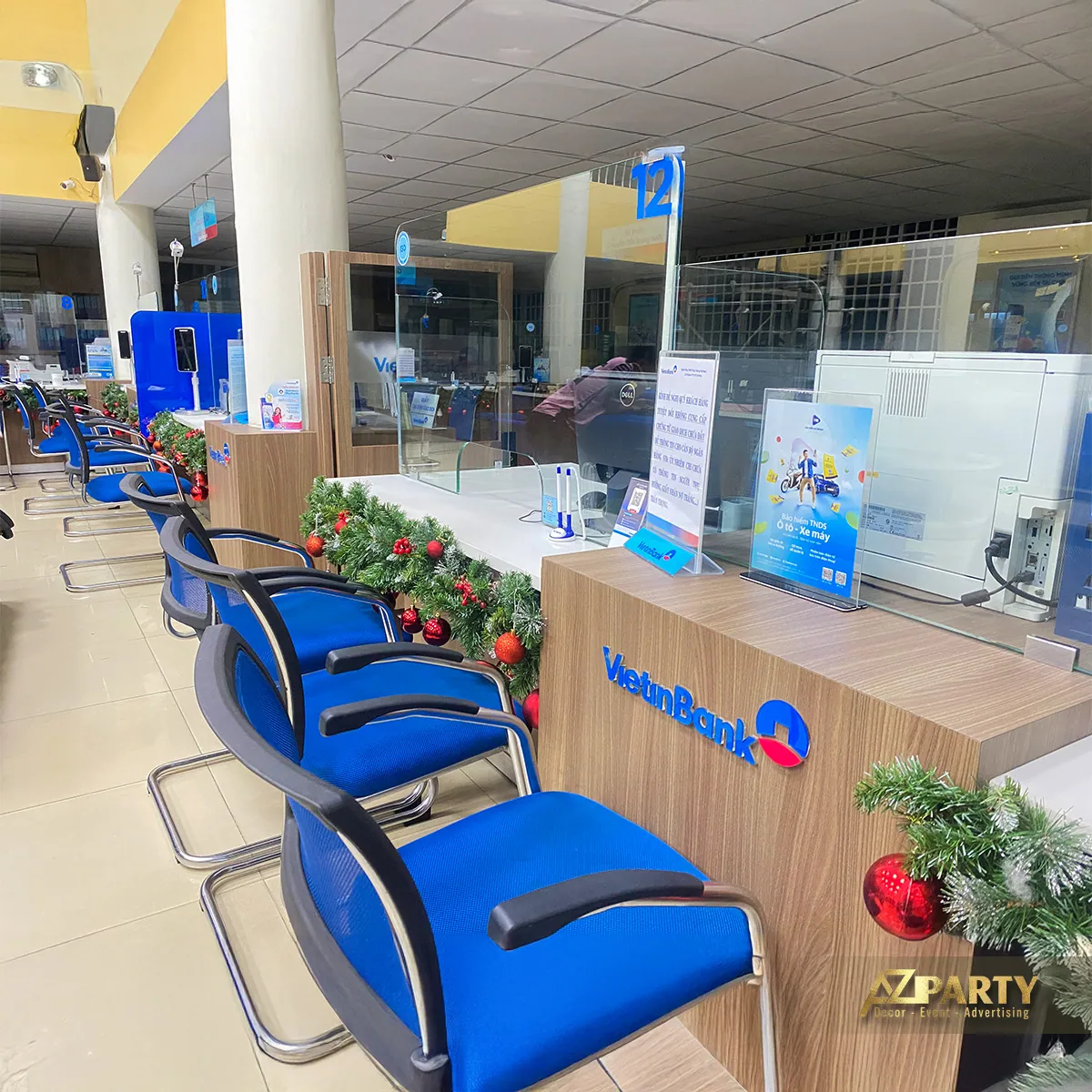 Góc rộng khu vực giao dịch VietinBank với quầy, ghế xanh và dây thông trang trí