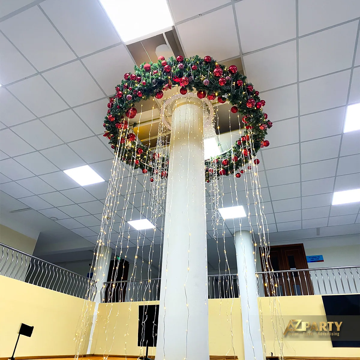 Vòng hoa và dây trang trí Noel treo quanh cột trong sảnh VietinBank