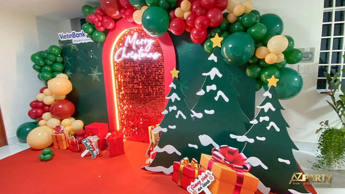 Tiểu cảnh Noel VietinBank nổi bật với vòm bóng bay xanh đỏ và cây thông cách điệu