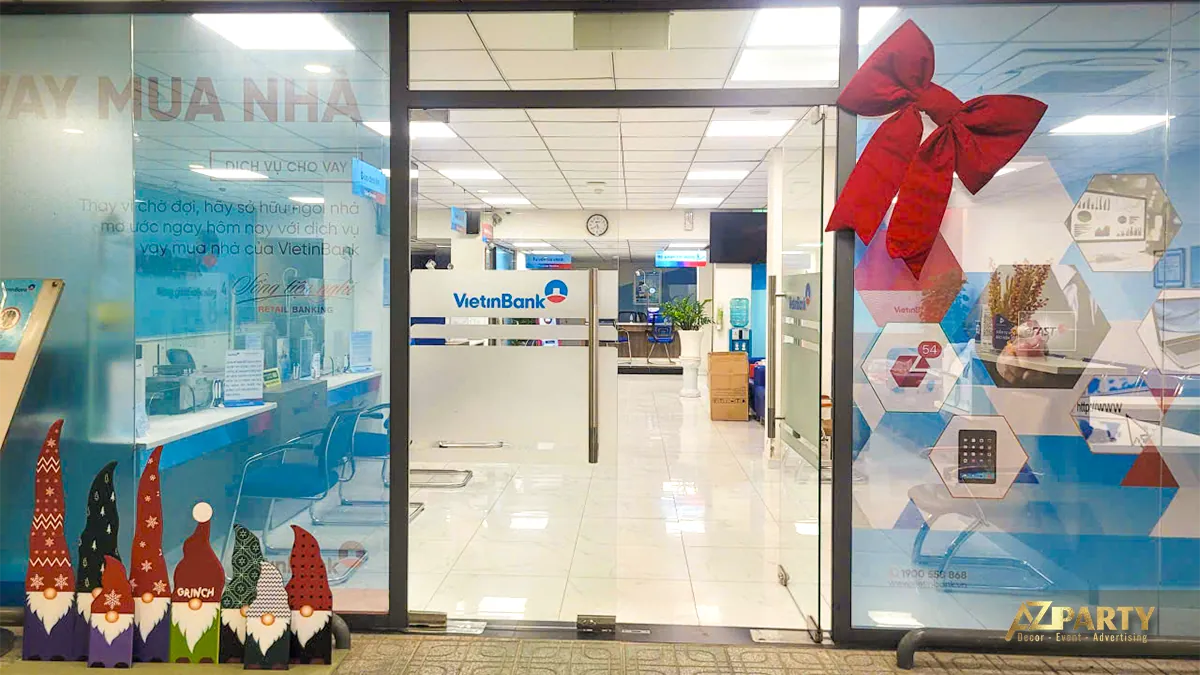 Lối vào VietinBank trang trí nơ đỏ và dãy hình người tuyết