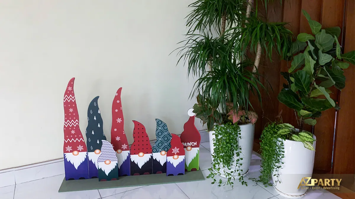 Góc trang trí Noel trong nhà với các mô hình người tuyết cạnh chậu cây