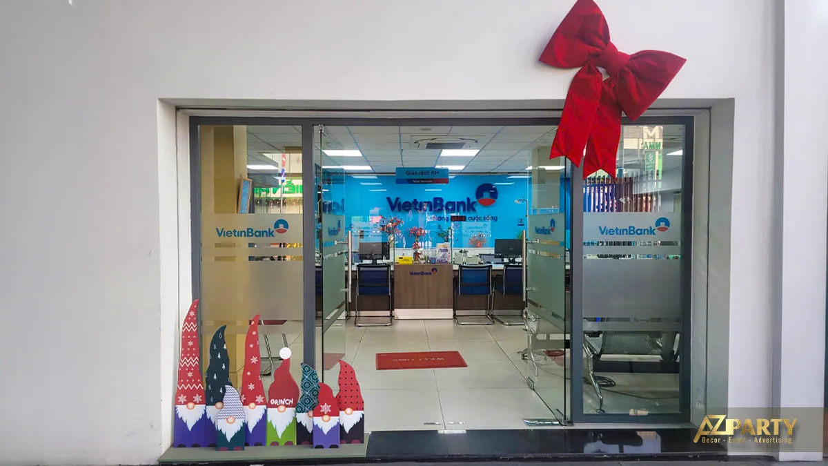 Cửa ra vào VietinBank trang trí nơ đỏ và các mô hình người tuyết
