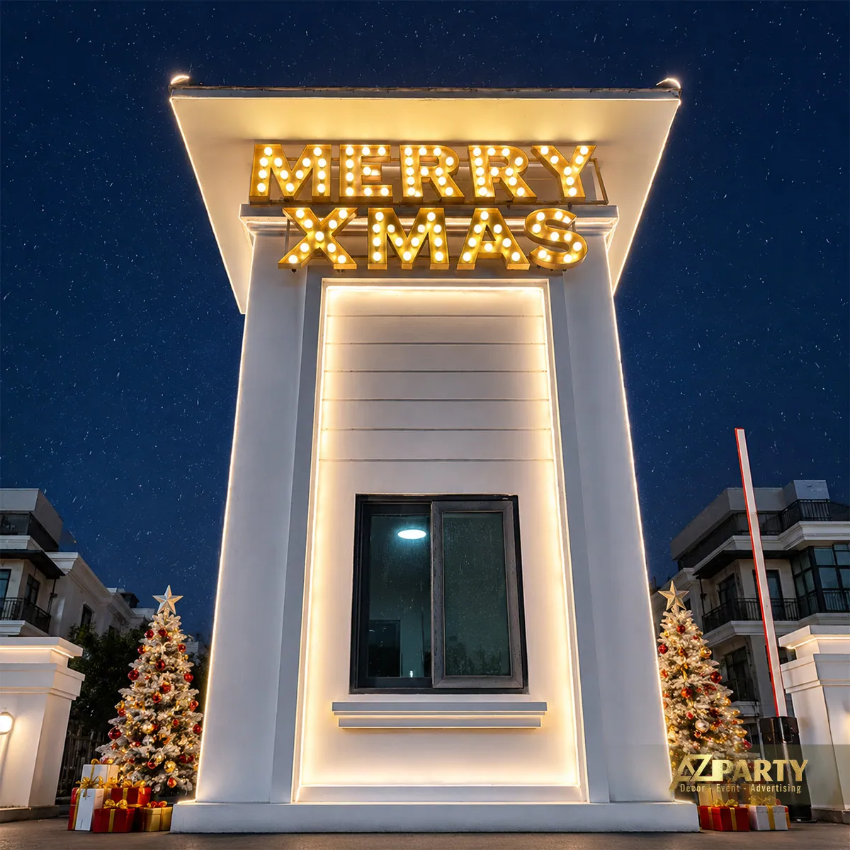 Cổng chiếu sáng ban đêm với dòng chữ Merry Xmas trên đỉnh