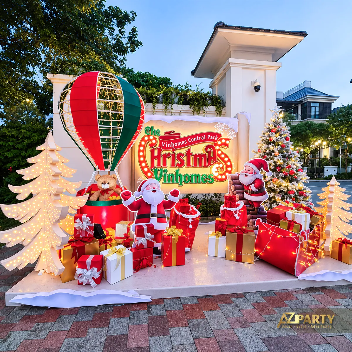 Toàn cảnh khu chụp ảnh Noel với khinh khí cầu mô hình, Santa, cây thông, xe trượt tuyết và hộp quà