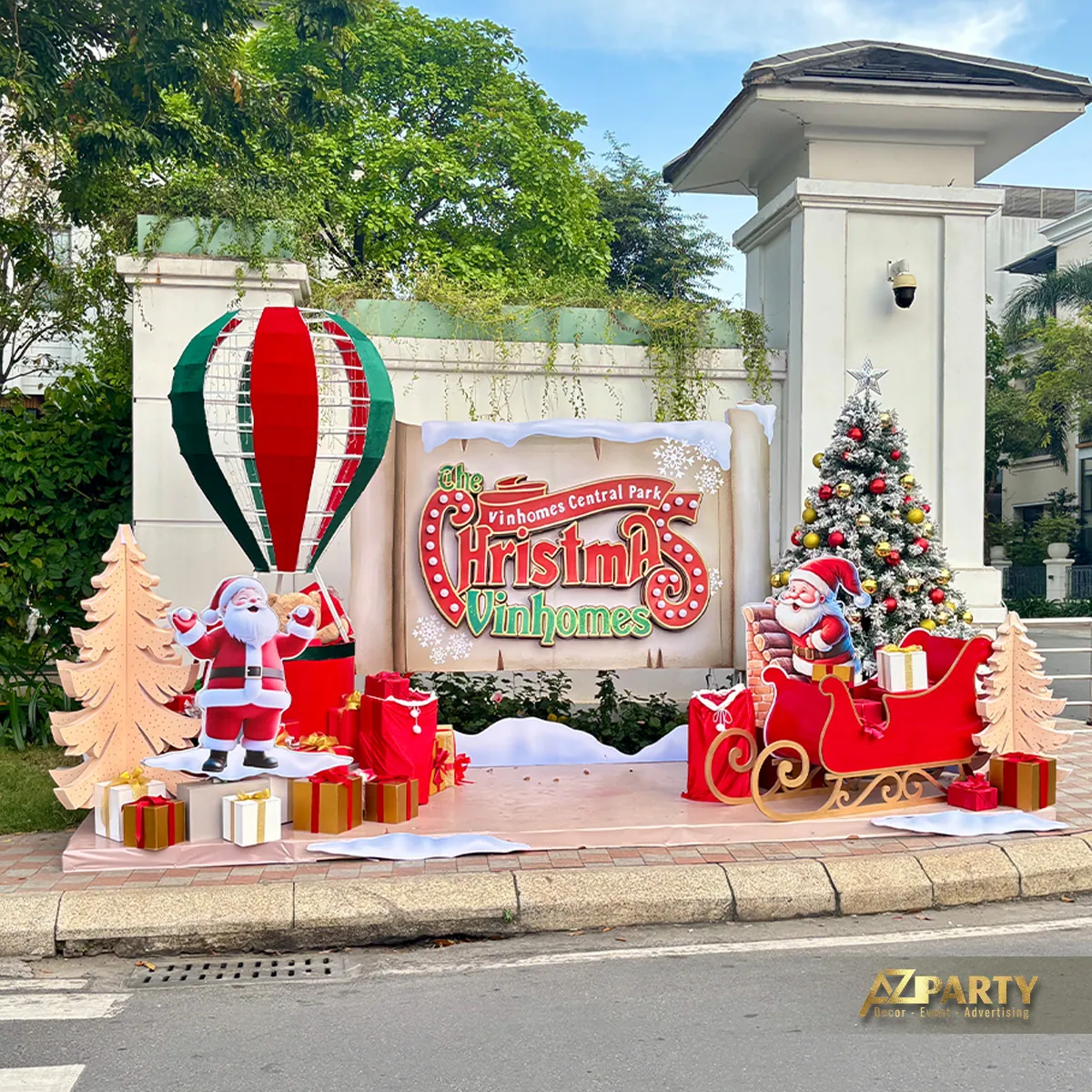 Toàn cảnh cụm trang trí Noel ngoài trời với khinh khí cầu, xe trượt tuyết, Santa và cây thông