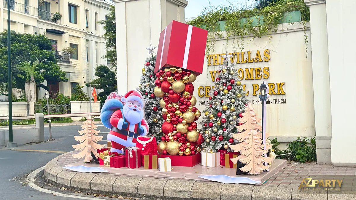 Tiểu cảnh Noel Vinhomes Central Park với hộp quà lớn, cây thông bóng châu và mô hình ông già Noel
