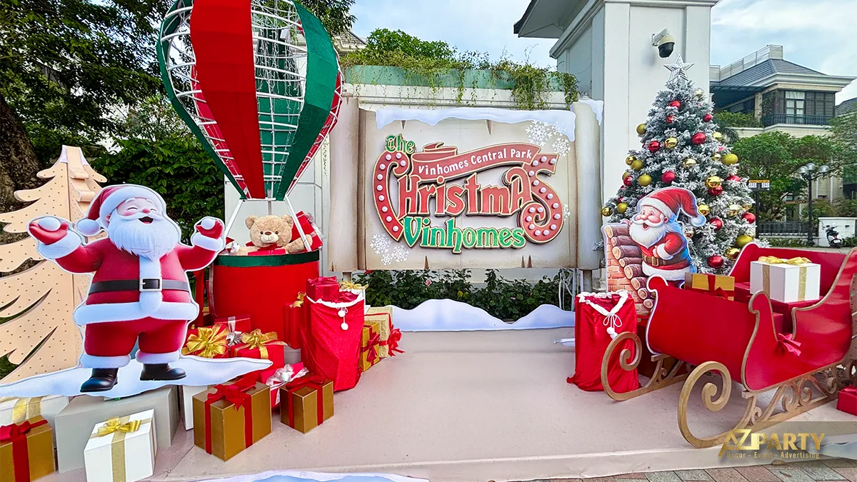 Góc chụp ảnh Giáng sinh tại Vinhomes Central Park với ông già Noel, xe trượt tuyết, cây thông và khinh khí cầu trang trí