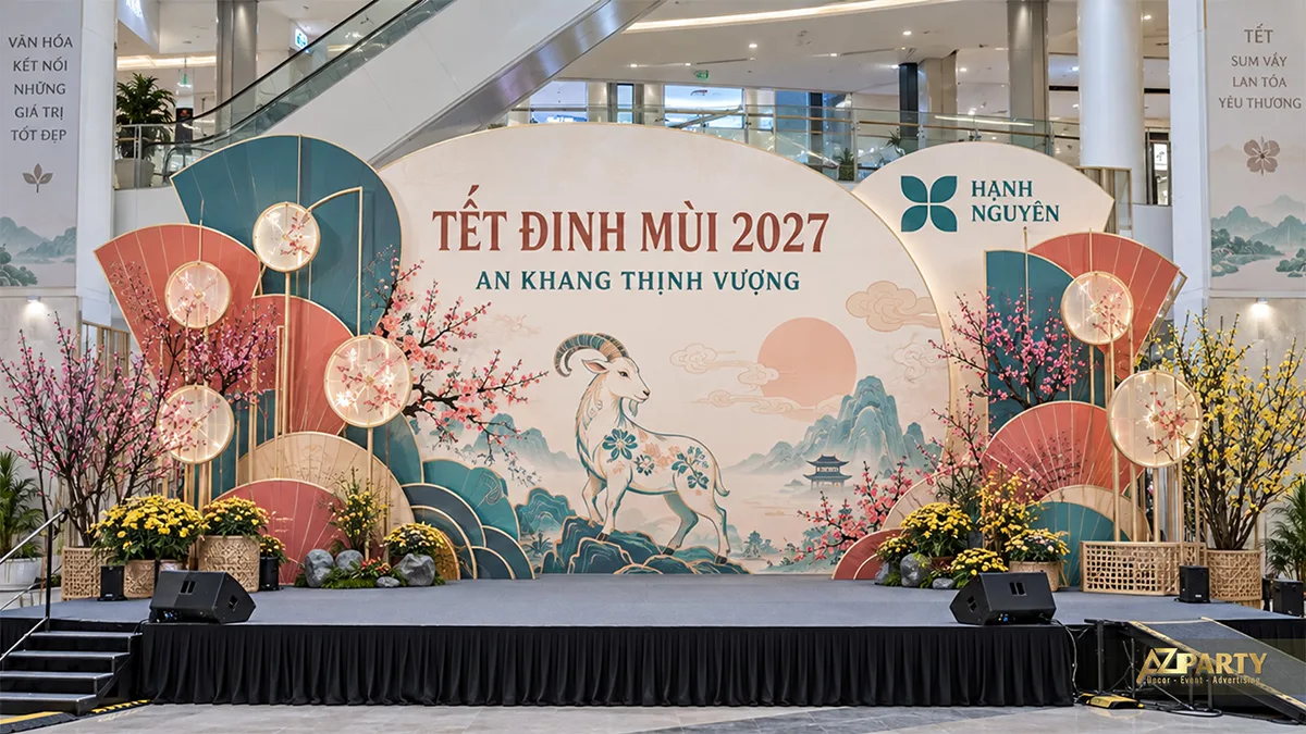 Sân khấu sảnh trung tâm thương mại với quạt màu xanh hồng và đèn tròn