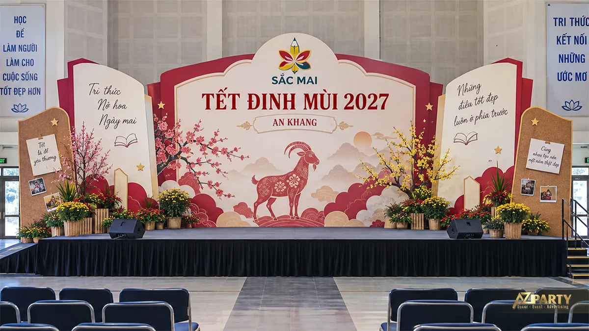 Sân khấu trường học với phông kem đỏ, bảng ghi chú và chậu cúc vàng
