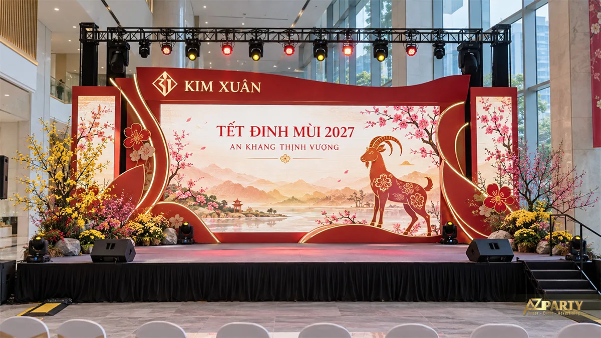Sân khấu sảnh kính với khung cong đỏ, hoa mai đào và màn hình phong cảnh